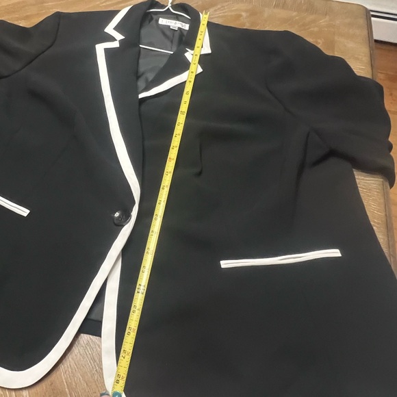 Jones Studio Black Blazer with White Trim - Picture 5 of 5